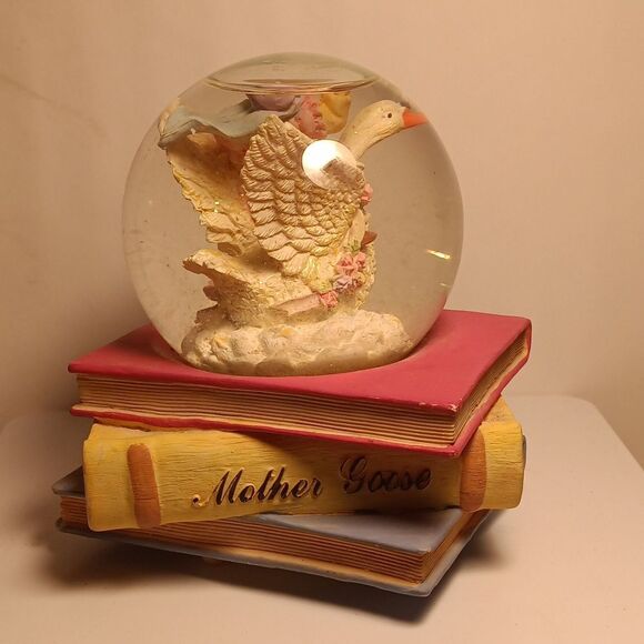 Mother Goose Snow Globe Music Box plays Twinkle twinkle Little Star - Picture 3 of 6